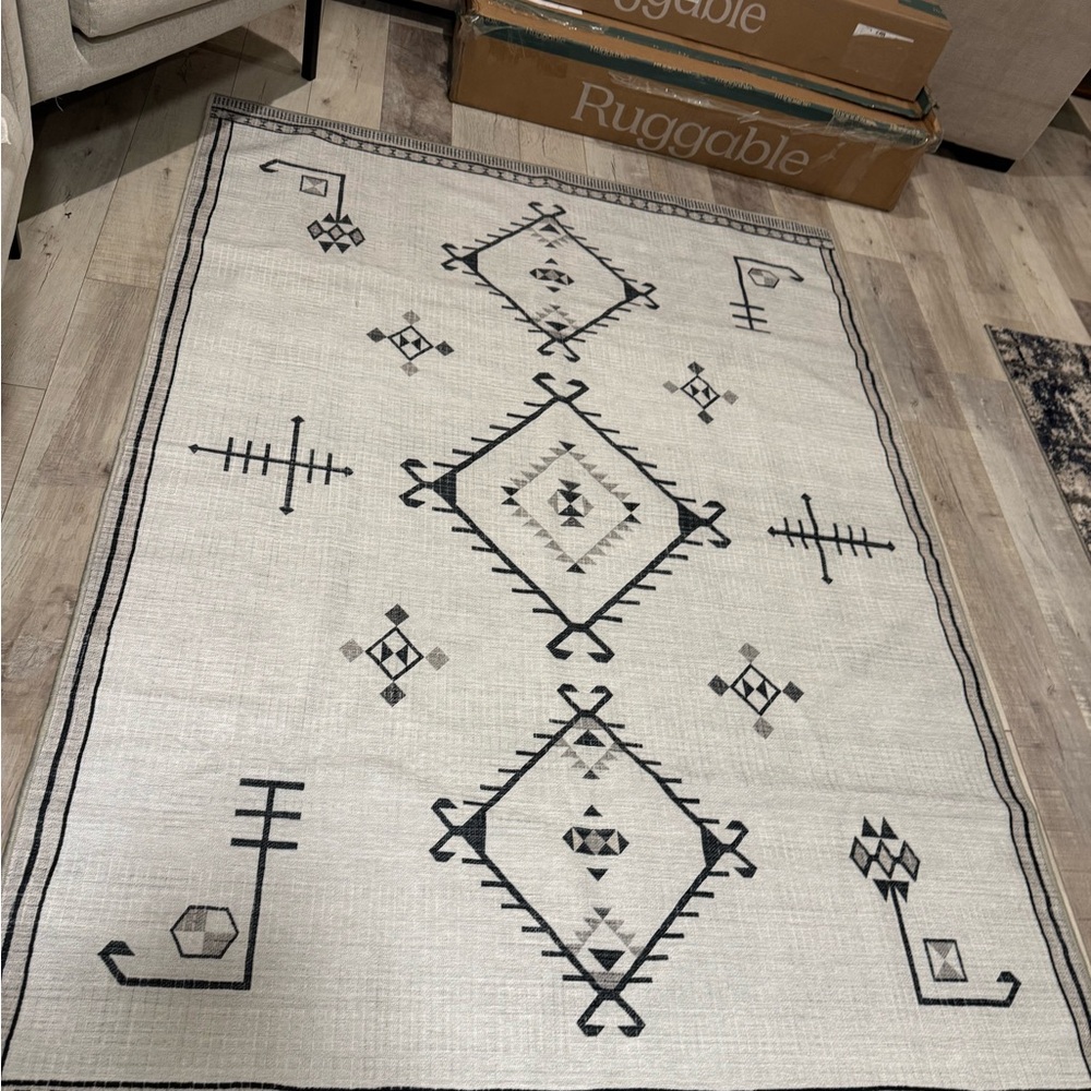 NWOT Ruggable 5x7 Damali Black White Area Rug